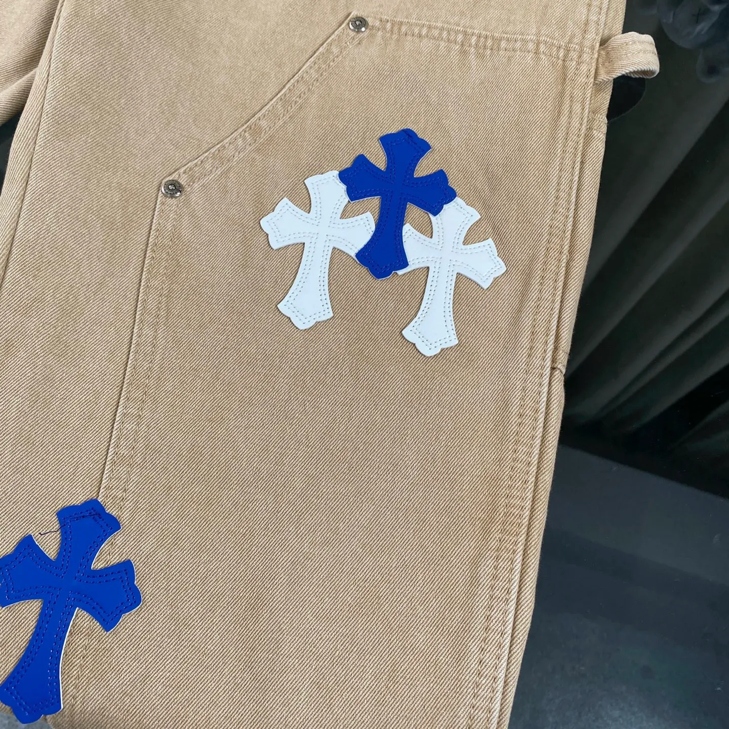 P270 CH Chromehearts limited edition blue and white cross-patched leather work jeans and denim logging pants. The counter price is 34W level. The patch is decorated with cross flowers and washed jeans! ! An absolutely high-end luxury product, a 1.9W-level god-level single product, a super popular product, made by top heavy industry, a magic weapon that cannot be missed! [About Zangyin] This is an extremely luxurious fashion brand that can also be called the aristocracy of the high street. It has always been an exclusive brand for some hipsters or rich second generations. Compared with ordinary high streets, it is more luxurious and noble. Compared with luxury brands, it is more fashionable and individual. It has always been a brand that I have a special liking for. [Top heavy industry fashion design] Consistently high-street luxury style. Speaking of this style, the Zangyin family and GU family are definitely the leading representative brands. Especially the Zangyin family has really achieved a state-of-the-art effect in creating high-street style. The unique washed material is used to create this style. The color system is already quite eye-catching. After it is decorated with patchwork cross flowers, it cleverly highlights the charm of the brand. Secondly, this style uses classic The high-waist cutting design highlights the long legs and fashionable temperament of the upper body. The brand is highly recognizable and the slim fit configuration is more suitable for daily wear. It is a product that interprets personality, fashion, and specifications at a glance. This single product is enough to make any fan excited. It can be a white T-shirt for a youthful college style, or a tight suspender for a royal style. It has strong matching ability and can be easily controlled by men.  [Materials and craftsmanship] Needless to say, this point goes without saying. As an excellent craftsman brand, Zangyin’s requirements for details and craftsmanship are really perfect. The washed color of this model has gone through so many processes, not to mention the embellishment of denim appliques. It is also purely hand-made and sewn. Just like what they believe in, only hand-made things have soul and have the meaning of wear. A top-notch heavy-duty fashionable denim item, I look forward to your perfect interpretation! !  Color: Khaki Size: 30-36